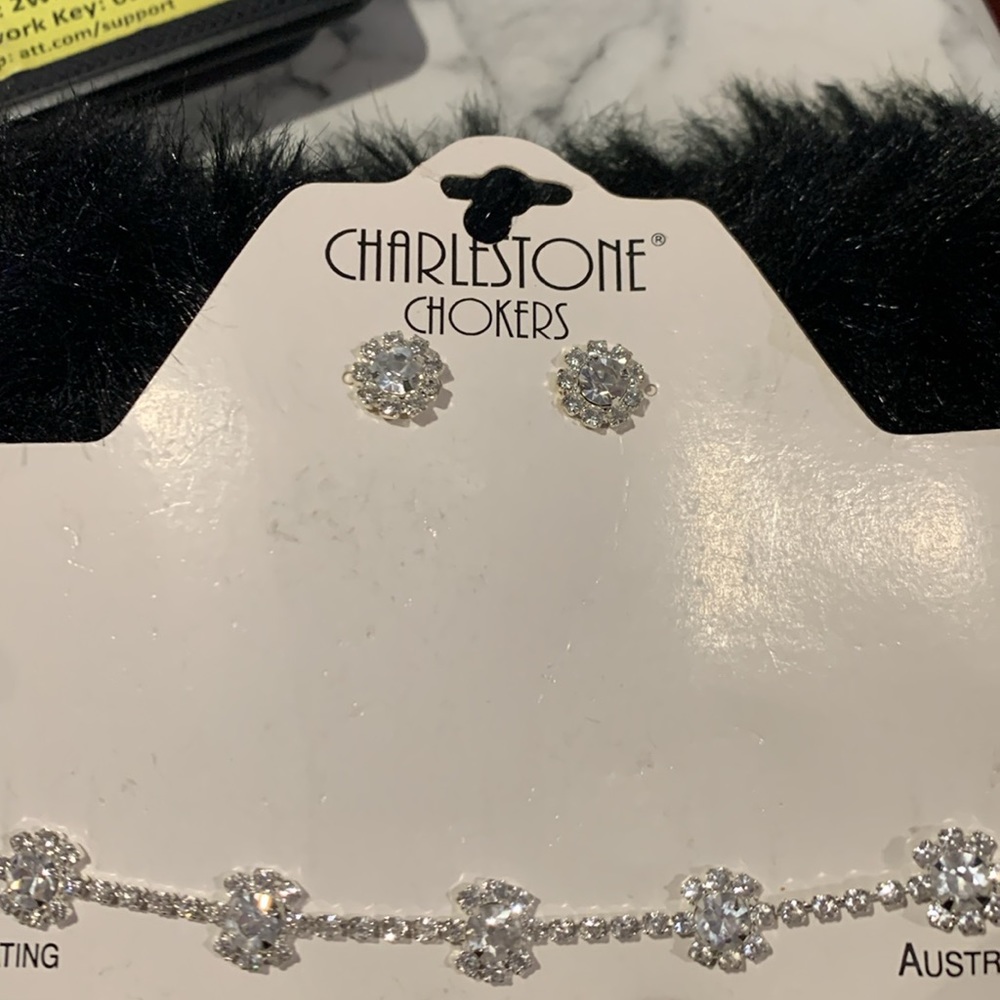 Beautiful flower pedal design, choker with matching earrings. Such a beautiful
